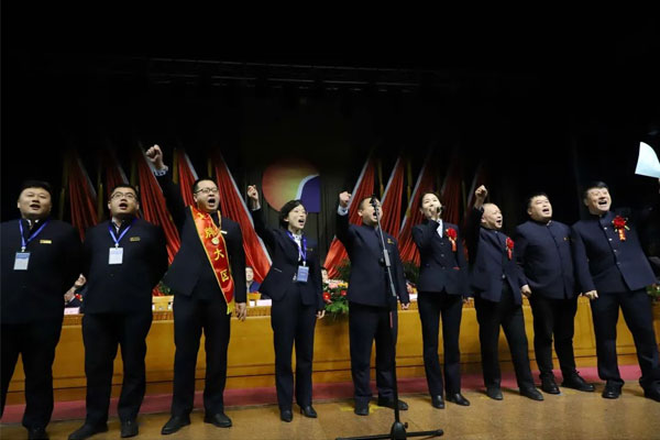 团队代表上台誓师 团队代表上台誓师